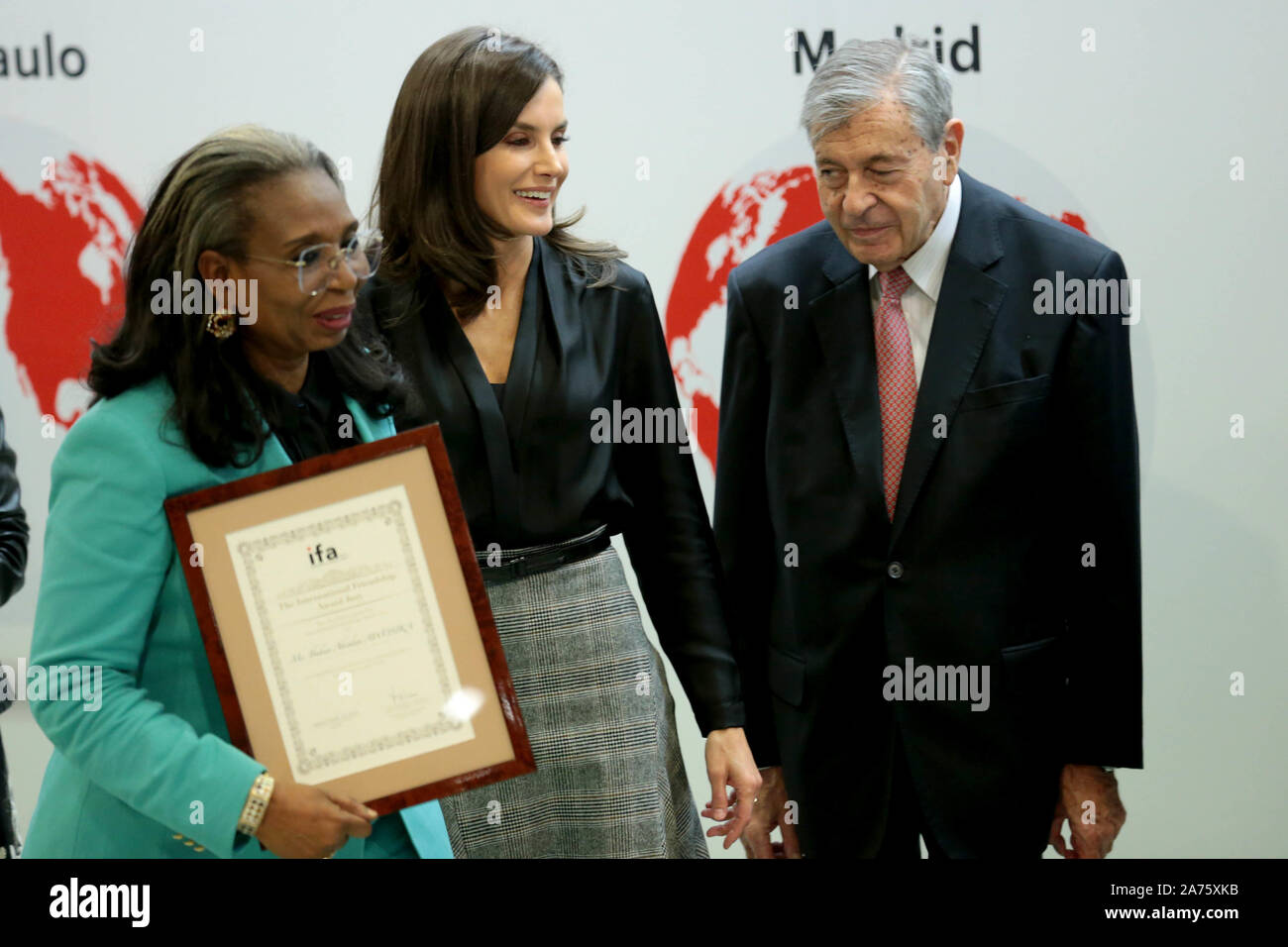 Madrid, Espagne ; 30/10/2019.- Ibukun Awosika et Pedro Nueno.Reine Letizia préside à la prestation de l'International Friendship Award (IFA), sept entrepreneurs chinois et africains de reconnaître leur contribution à l'investissement et la création d'emploi dans leur pays et à l'étranger. Les gagnants sont Li Ka Shing, président de CK Hutchison Holdings, Hong Tianzhu, président-directeur général de Texhong Textile Group Limited ; Liling Qi, président de Puente Chine España et la Roca Golf Resort ; Lidan Qi, directeur général de Puente Chine España ; et Chen Xi, président de Sanquan Food Co.,Ltd en outre, la trajecto Banque D'Images