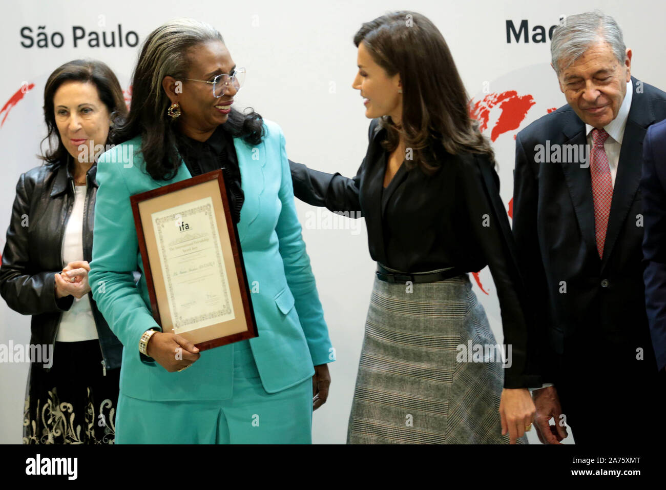 Madrid, Espagne ; 30/10/2019.- Ibukun Awosika et Pedro Nueno.Reine Letizia préside à la prestation de l'International Friendship Award (IFA), sept entrepreneurs chinois et africains de reconnaître leur contribution à l'investissement et la création d'emploi dans leur pays et à l'étranger. Les gagnants sont Li Ka Shing, président de CK Hutchison Holdings, Hong Tianzhu, président-directeur général de Texhong Textile Group Limited ; Liling Qi, président de Puente Chine España et la Roca Golf Resort ; Lidan Qi, directeur général de Puente Chine España ; et Chen Xi, président de Sanquan Food Co.,Ltd en outre, la trajecto Banque D'Images