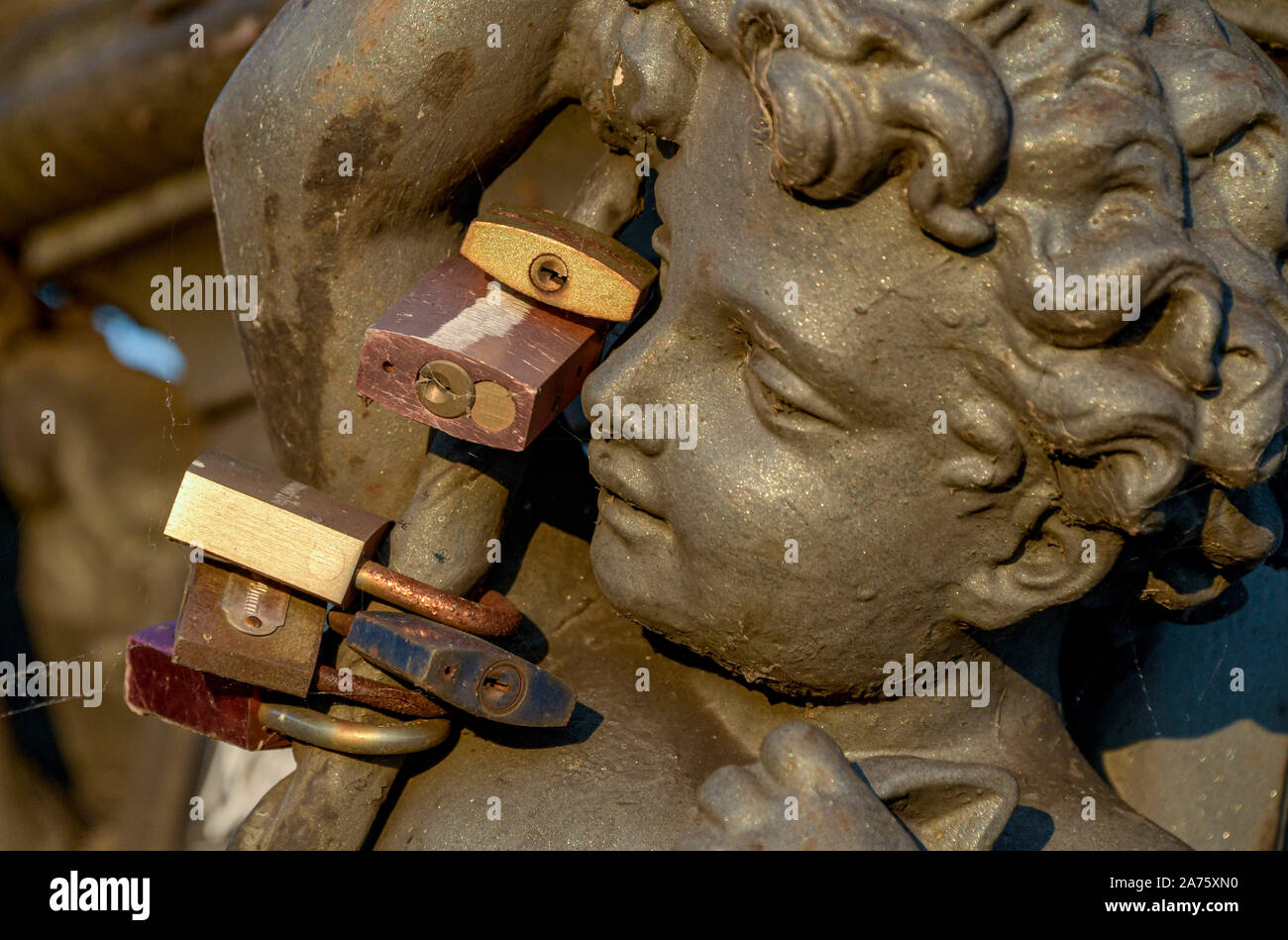 30 octobre 2019, Hambourg : châteaux de l'amour s'accrocher une sculpture des Lombards Pont. Hambourg, le pont Lombardsbrücke sur l'Binnenalster, d'un lifting. Les châteaux d'amour dont lovers ont scellé leur alliance doit aussi faire place à cet égard. Ils seront supprimés de rampes et des candélabres à partir du 4 novembre 2019, comme l'autorité de transport a annoncé le 30 octobre 2019 sous la rubrique "dernière chance pour l'amour'. Photo : Axel Heimken/dpa Banque D'Images