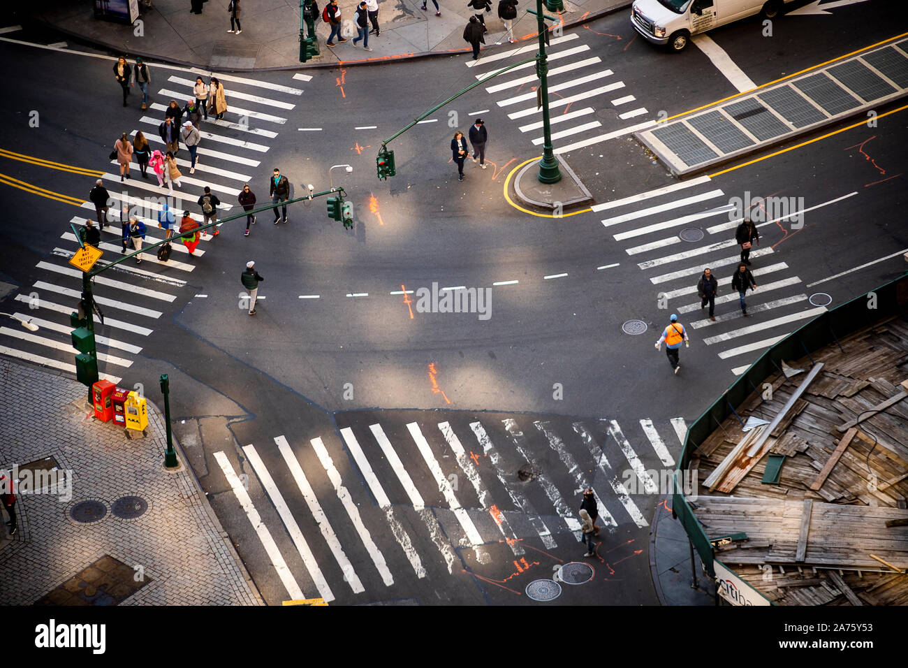 Les piétons traversent au State Street, lieu de la batterie et l'intersection de Broadway dans le Lower Manhattan à New York le samedi 19 octobre, 2019. (© Richard B. Levine) Banque D'Images