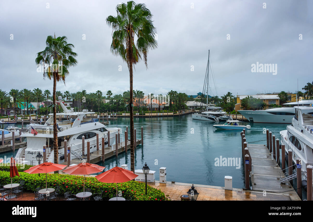 Paradise Island, Bahamas - septembre 21,2019 : maisons à Yachats et line les rives du côté de Paradise Island Resort Atlantis. Banque D'Images