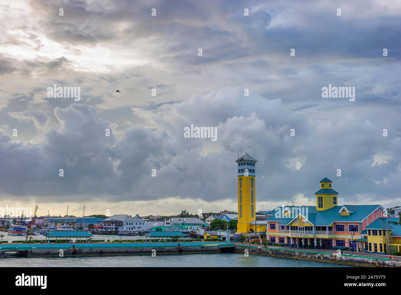 Nassau, Bahamas - septembre 21,2019:Terminal à Prince George Wharf, également connu sous le nom de Festival Place,à Nassau Harbour vu d'un navire de croisière. Banque D'Images