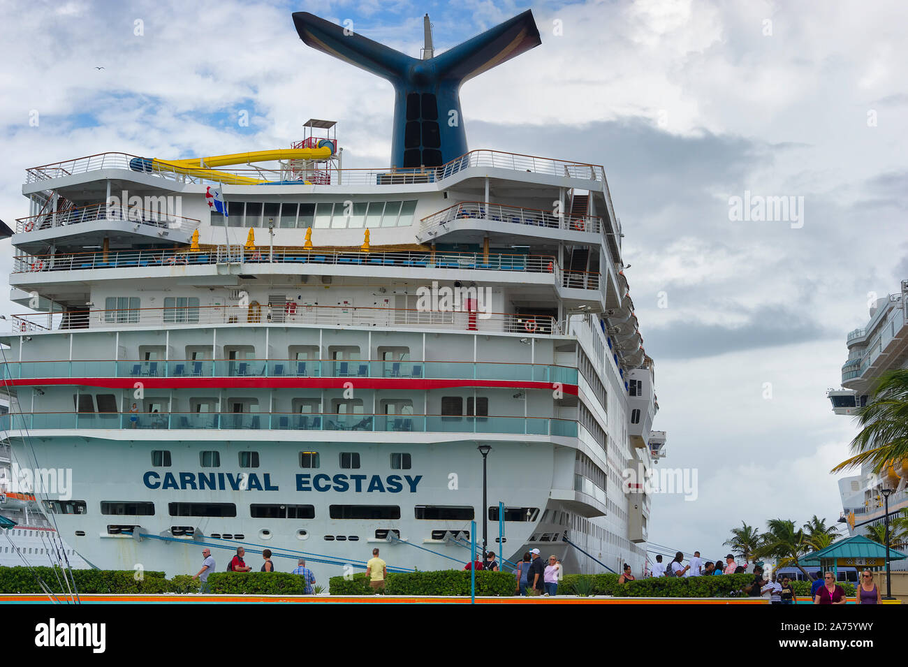 Nassau, Bahamas - septembre 21,2019 : marcher le long de Prince George Wharf en face du bateau de croisière amarré dans le port de Nassau sur New Providence est Banque D'Images