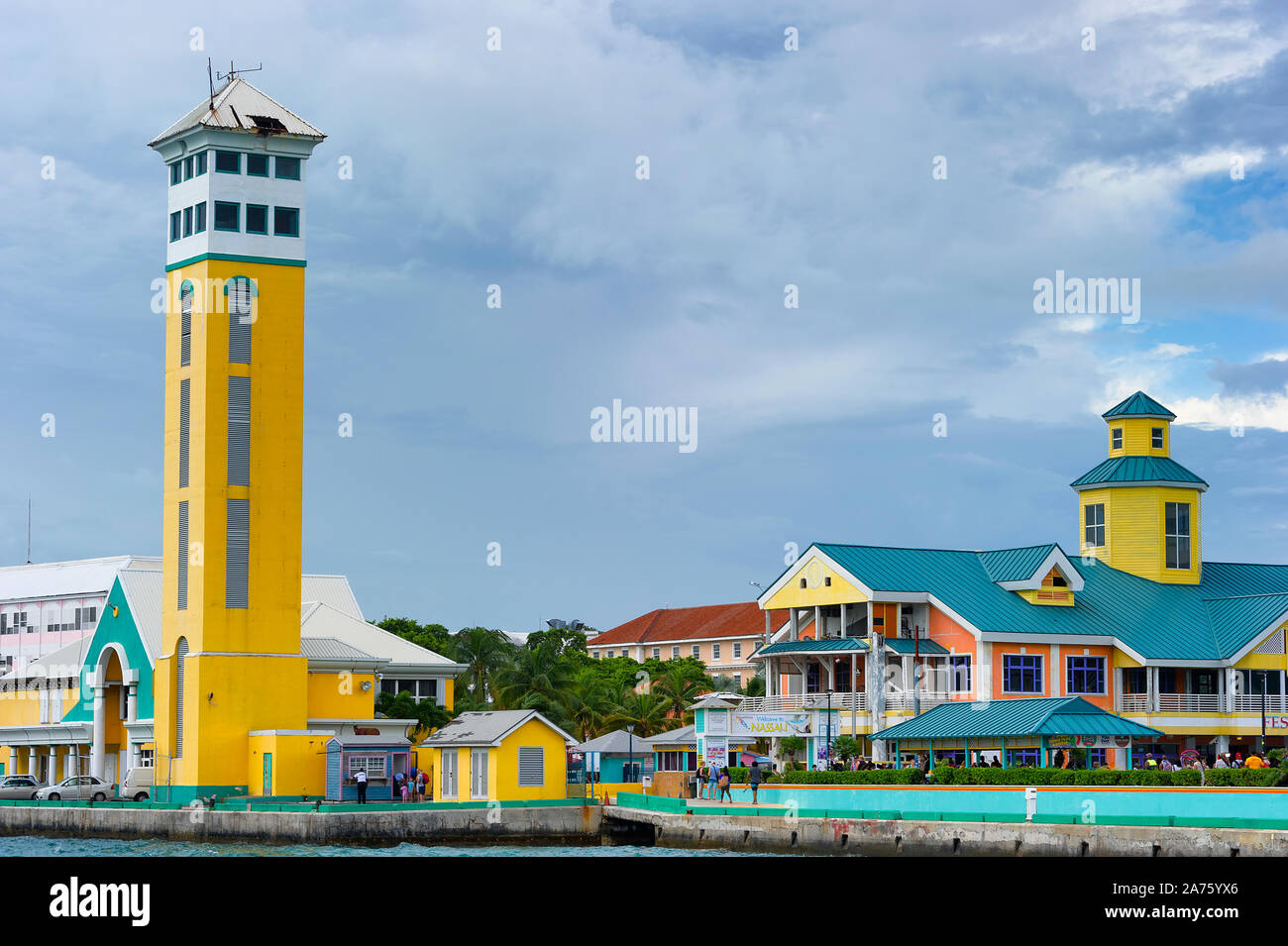 Nassau, Bahamas - septembre 21,2019 : Terminal Tower se distingue par Prince George Warf où l'entrer sur Nassau New Providence Island. Banque D'Images