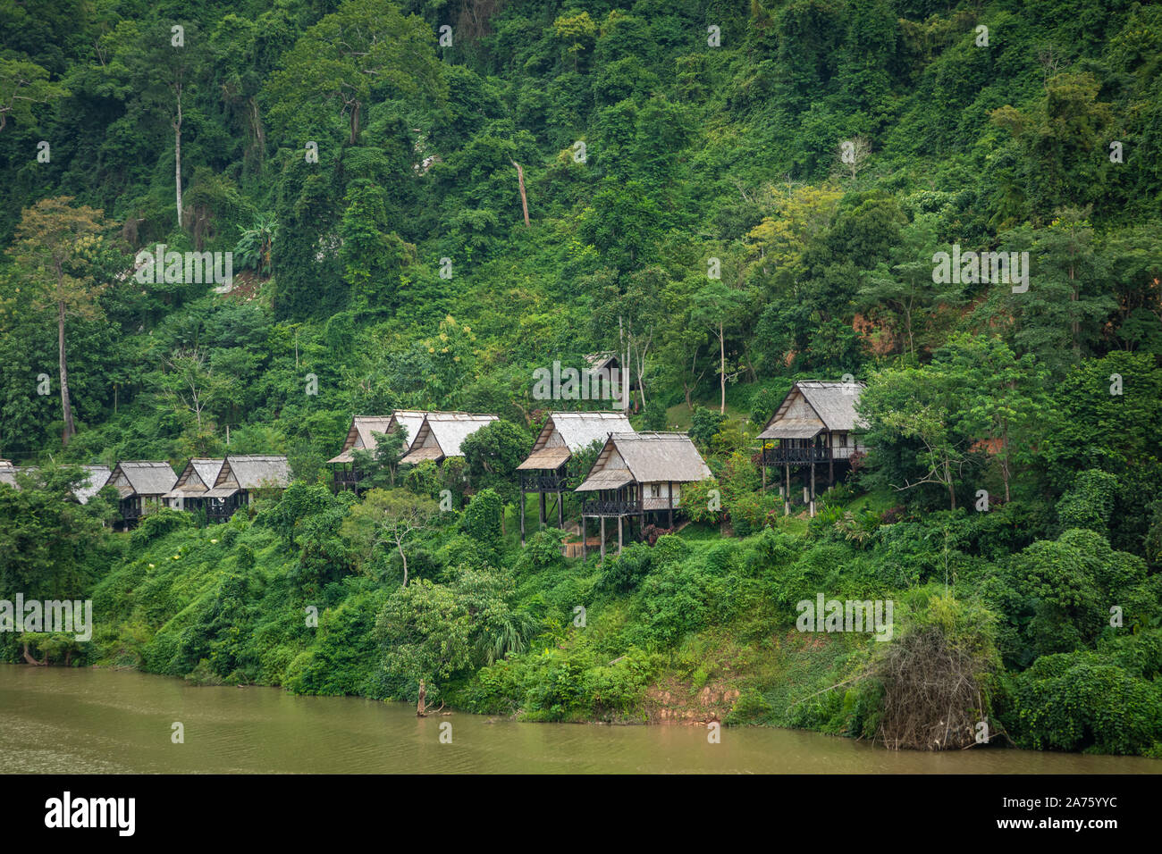 Rivière Nam Ou au village de Nong Khiaw, Laos. Banque D'Images