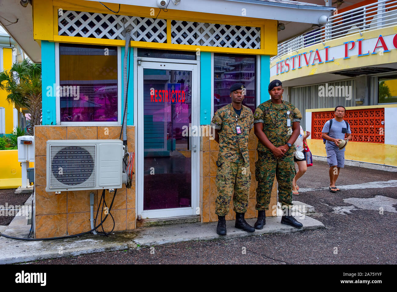 Nassau, Bahamas - septembre 21,2019 : gardes militaires sont à leur poste, à côté de l'aérogare à Prince George Warf sur New Providence Island. Banque D'Images
