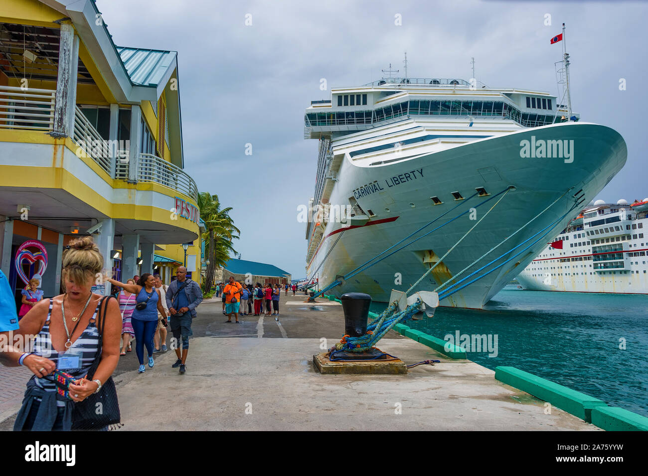 Nassau, Bahamas - septembre 21,2019 : Tourtist à pied Prince George Warf écorçage après d'un navire de croisière amarré à Nassau sur l'île de New Providence. Banque D'Images