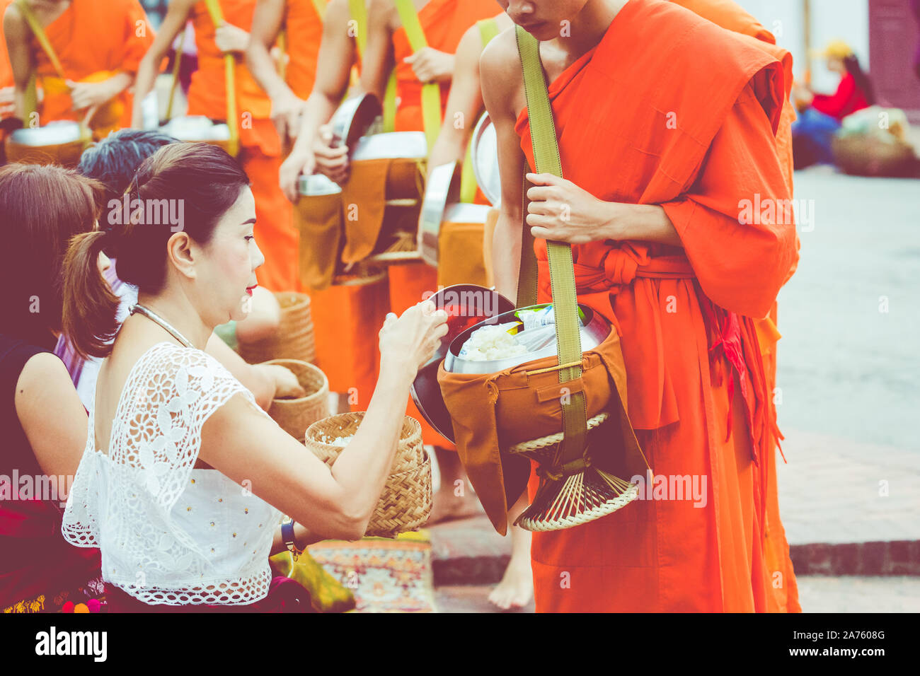 LUANG PRABANG, LAOS - 10 octobre 2019 : cérémonie bouddhiste alms dans la matinée. La tradition de l'aumône aux moines à Luang Prabang. Le Laos. Banque D'Images
