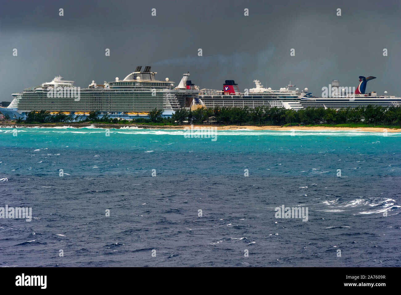 Nassau, Bahamas - septembre 21,2019 : Vues de navire de croisière encore à Prince George Warf de à bord d'un bateau de croisière au départ du port de Nassau. Banque D'Images