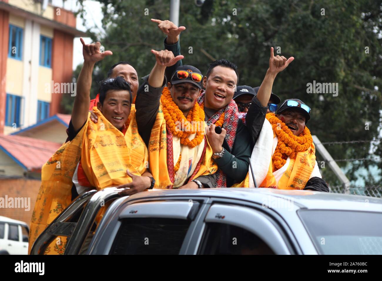 Nirmal alpiniste népalais Purja (S-L) avec son équipe leur main vers les parents et les médias après arrive à l'aéroport international de Tribhuvan à Katmandou, Népal le mercredi, Octobre 30, 2019. Nirmal Purja, qui devint le meilleur grimpeur des 14 plus hauts sommets au-dessus de 8 000 m en moins de 7 mois. (Photo by Subash Shrestha/Pacific Press) Banque D'Images