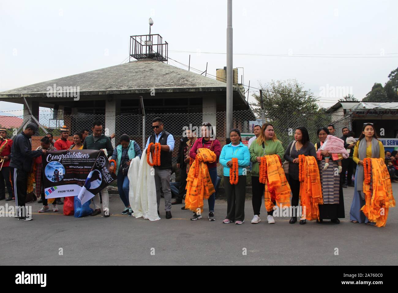 Parents et sympathisants de l'alpiniste népalais attend Nirmal Purja de souhaiter la bienvenue à l'aéroport international de Tribhuvan à Katmandou, Népal le mercredi, Octobre 30, 2019. Nirmal Purja, qui devint le meilleur grimpeur des 14 plus hauts sommets au-dessus de 8 000 m en moins de 7 mois. (Photo by Subash Shrestha/Pacific Press) Banque D'Images