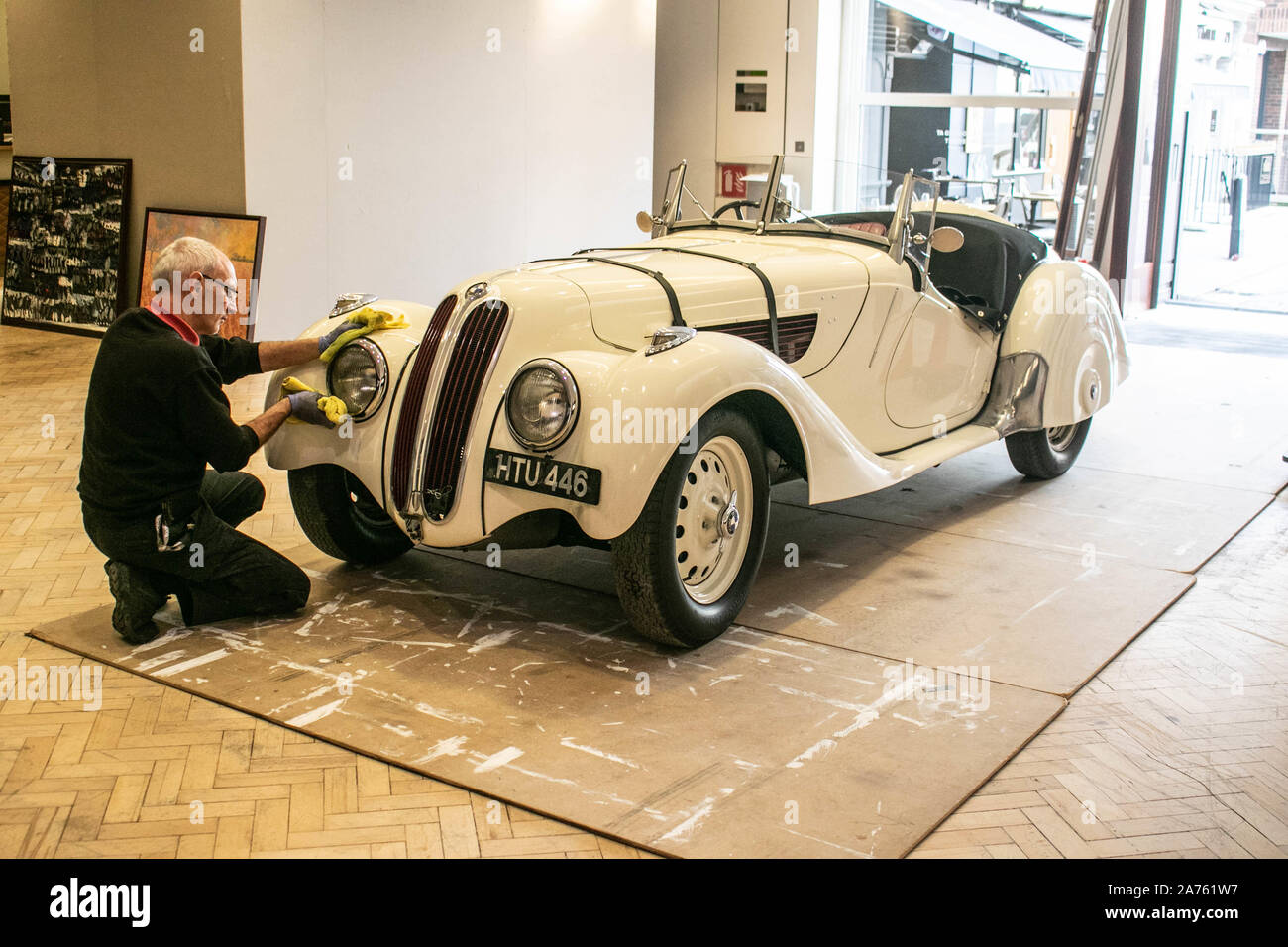 Londres, Royaume-Uni. 30Th Oct, 2019. Un assistant nettoie une automobile BMW Frazer-Nash en avant du Pioneer Motor Car Auction Vente Bonhams à New Bond Street. Credit : Amer Ghazzal SOPA/Images/ZUMA/Alamy Fil Live News Banque D'Images