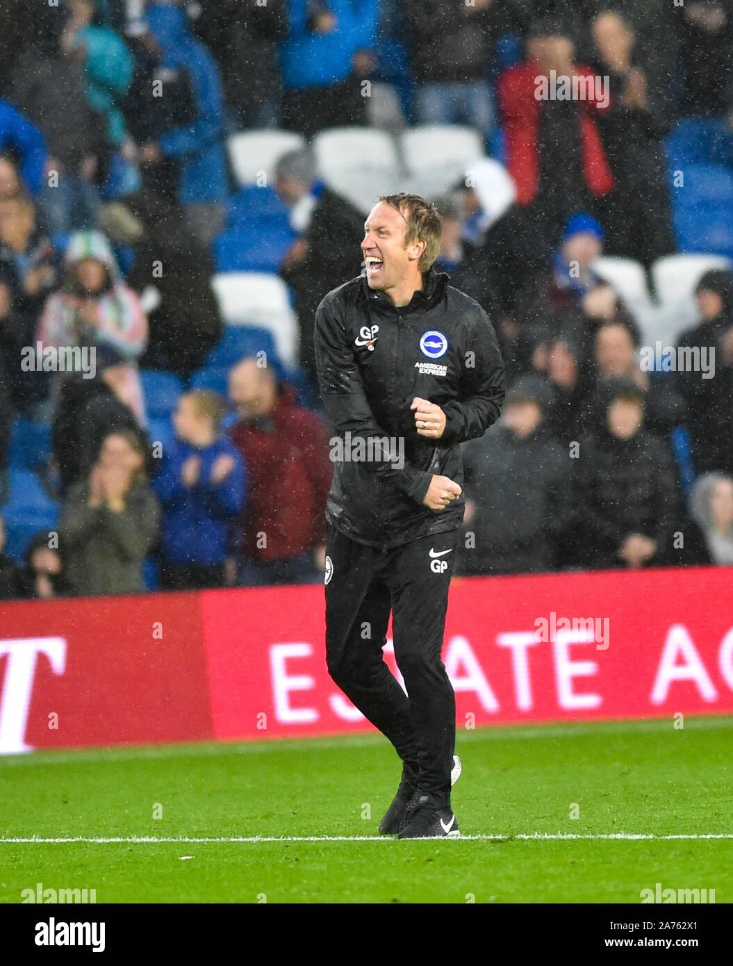 Graham Potter, entraîneur-chef de Brighton, célèbre sa victoire tardive spectaculaire lors du match de premier League entre Brighton et Hove Albion et Everton au stade Amex - 26 octobre 2019 photo Simon Dack / images téléphoto à usage éditorial exclusif. Pas de merchandising. Pour Football images, les restrictions FA et premier League s'appliquent inc. pas d'utilisation d'Internet/mobile sans licence FAPL - pour plus de détails, contactez Football Dataco : Banque D'Images