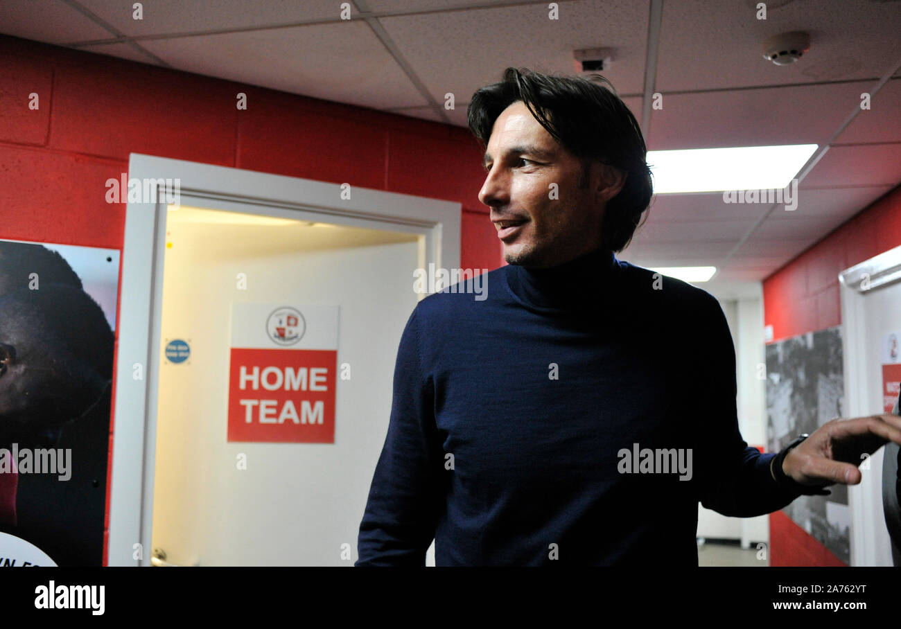 L'entraîneur-chef Crawley Gabriele Cioffi arrive pour le quatrième match de la Coupe du buffle entre ville de Crawley et de Colchester United au stade de Pension , Crawley , 29 octobre 2019 - Editorial uniquement. Pas de merchandising. Pour des images de football Premier League FA et restrictions s'appliquent inc. aucun internet/mobile l'usage sans licence FAPL - pour plus de détails Football Dataco contact Banque D'Images