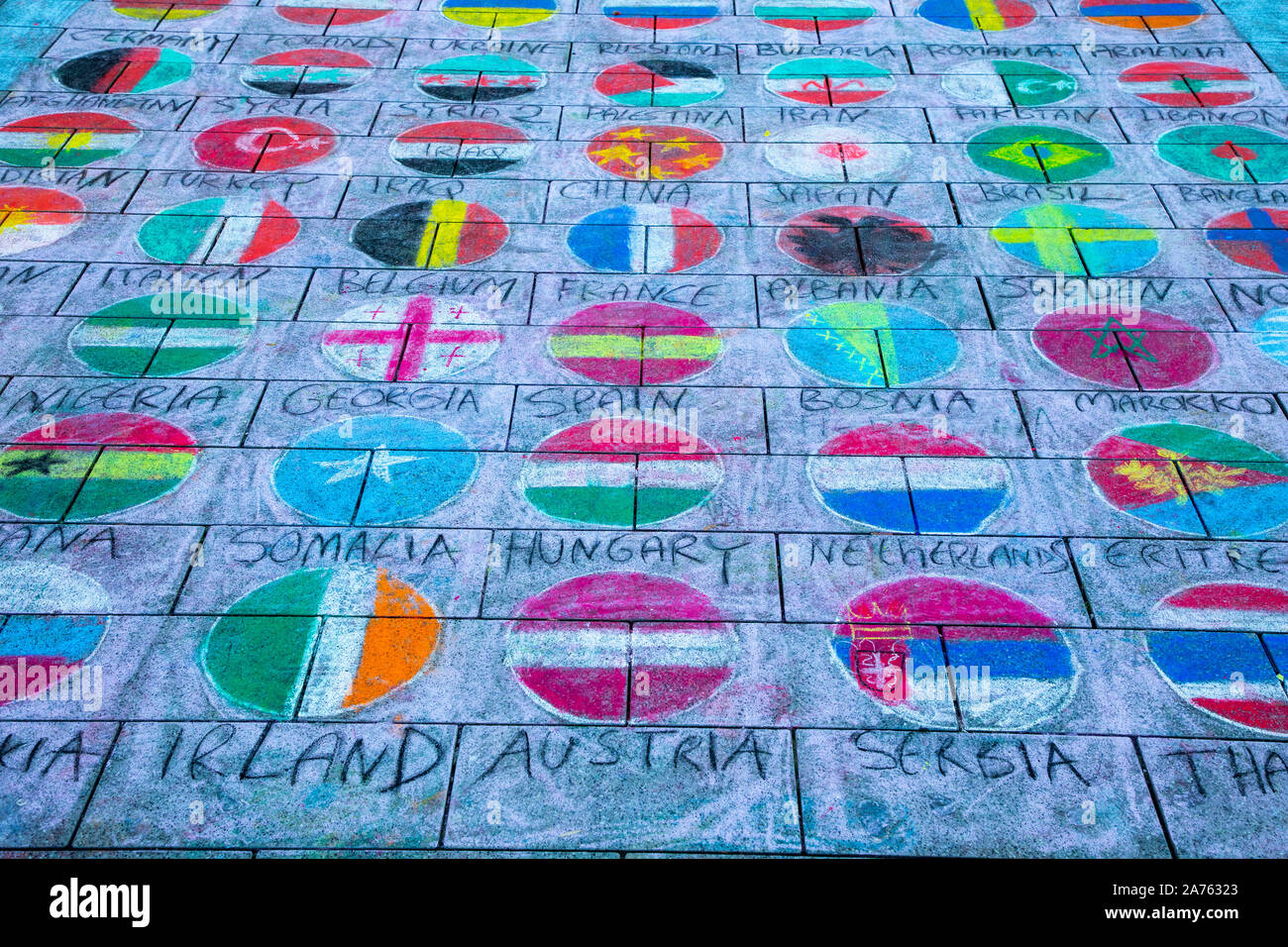 Peinture de rue, les couleurs et les drapeaux nationaux de nombreux pays, peint sur le sol avec de la craie, Banque D'Images