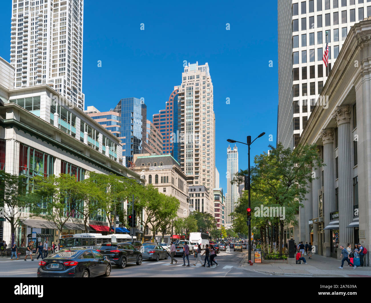Vue vers le bas le Magnificent Mile, N Michigan Avenue, Chicago, Illinois, États-Unis Banque D'Images