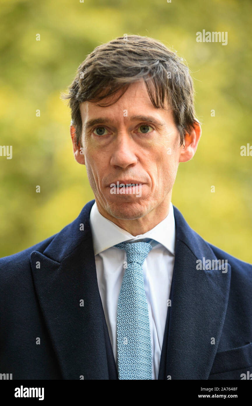 Londres, Royaume-Uni. 30 octobre 2019. Rory Stewart MP, ancien secrétaire d'État au Développement International, en face du Palais de Westminster. Crédit : Stephen Chung / Alamy Live News Banque D'Images