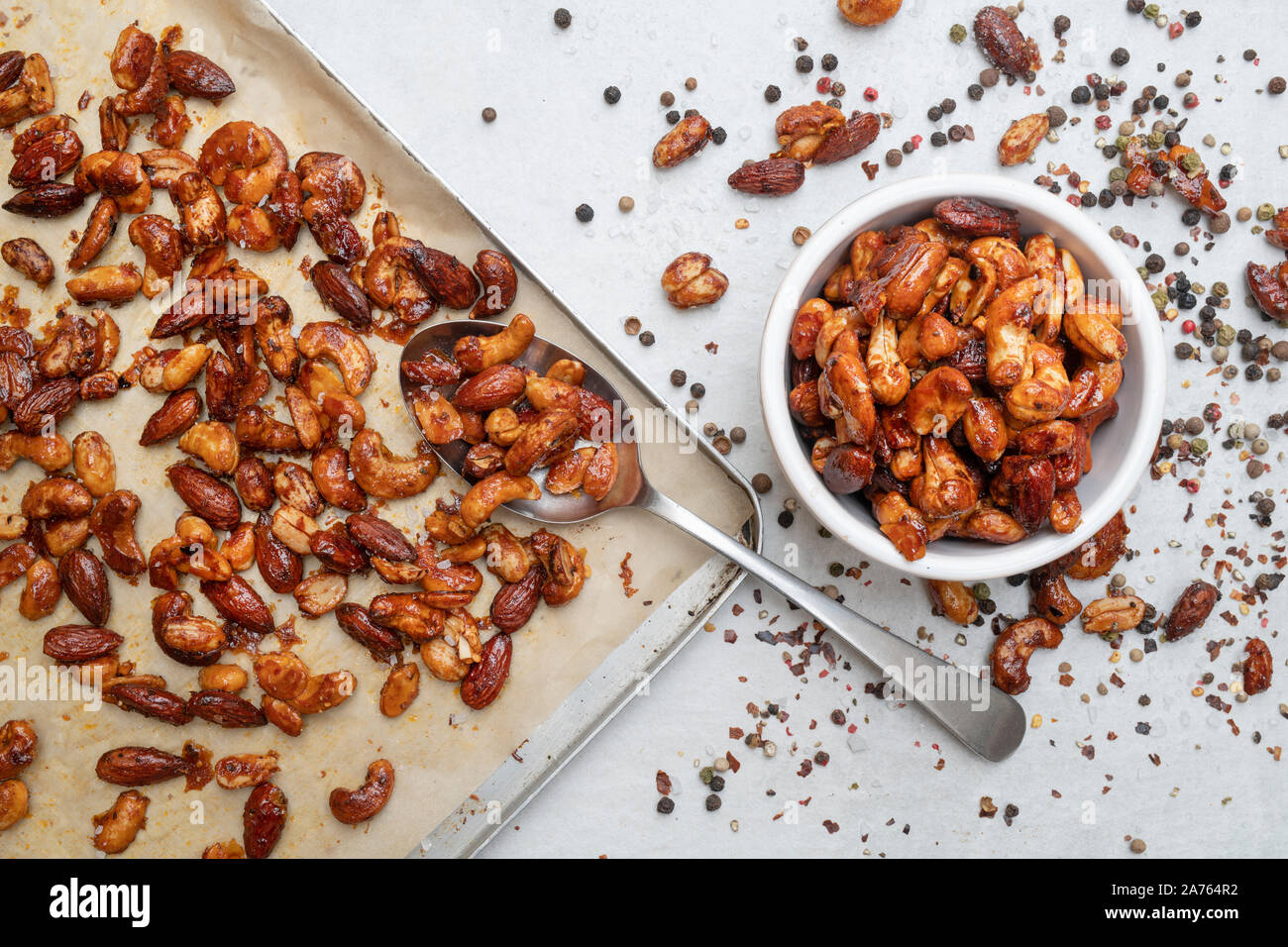 Rôti au miel épicé fait maison de cajou, les cacahuètes et les amandes Banque D'Images