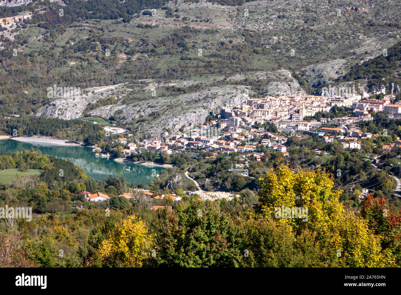 Le village de Barrea et Barrea Lake dans la région des Abruzzes, Italie Banque D'Images