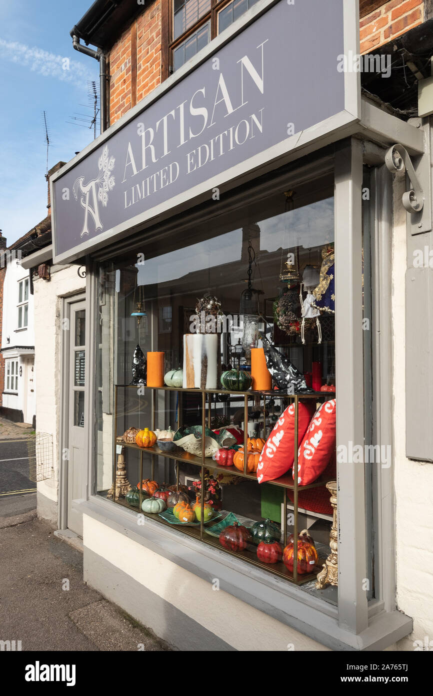 Édition limitée Artisan cadeaux fenêtre ou shop front sur la high street, dans la vieille ville de Amersham, España, avec des décorations d'Halloween Banque D'Images