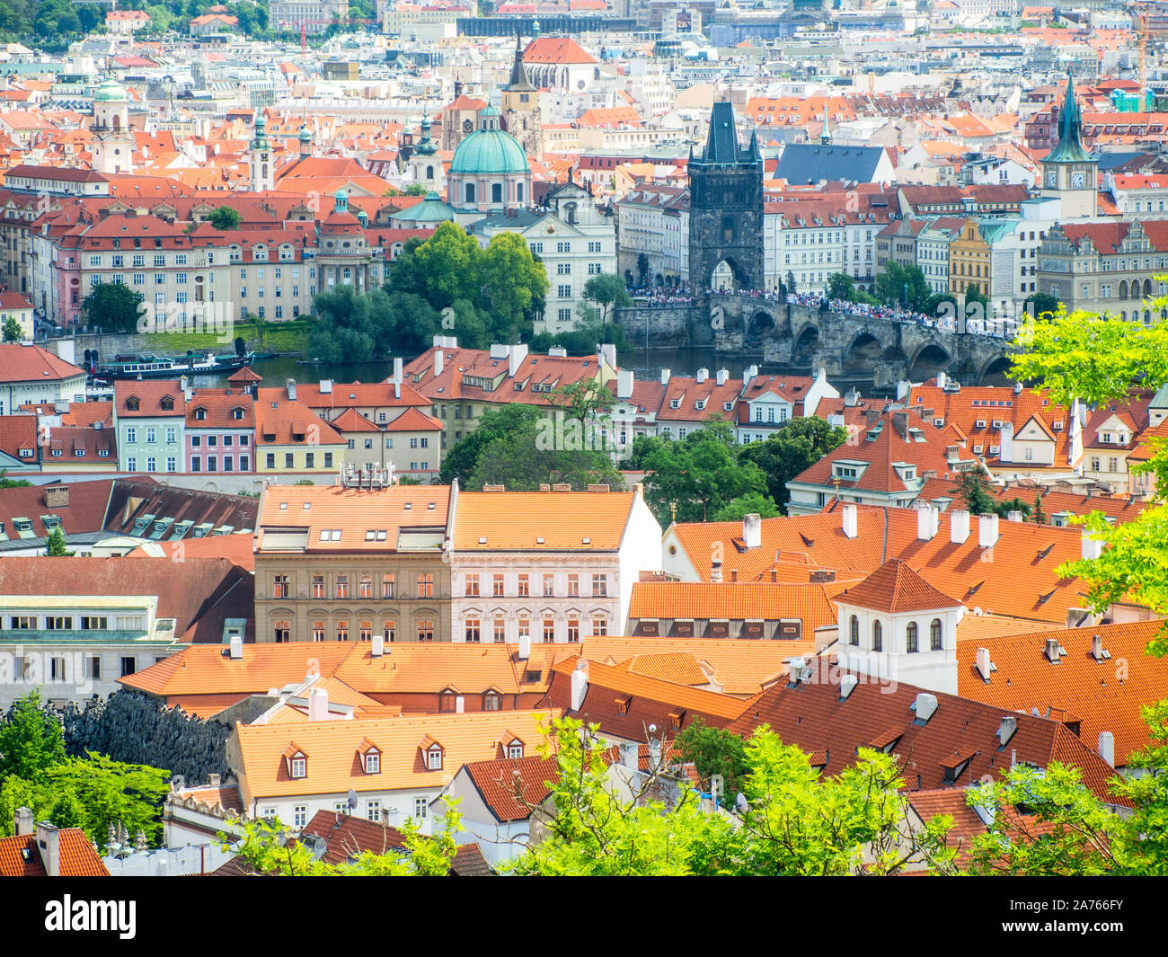 Prague, vue sur la Vltava et le pont Charles de La tour de Petrín Lookout (Petrínská Rozhledna) Banque D'Images
