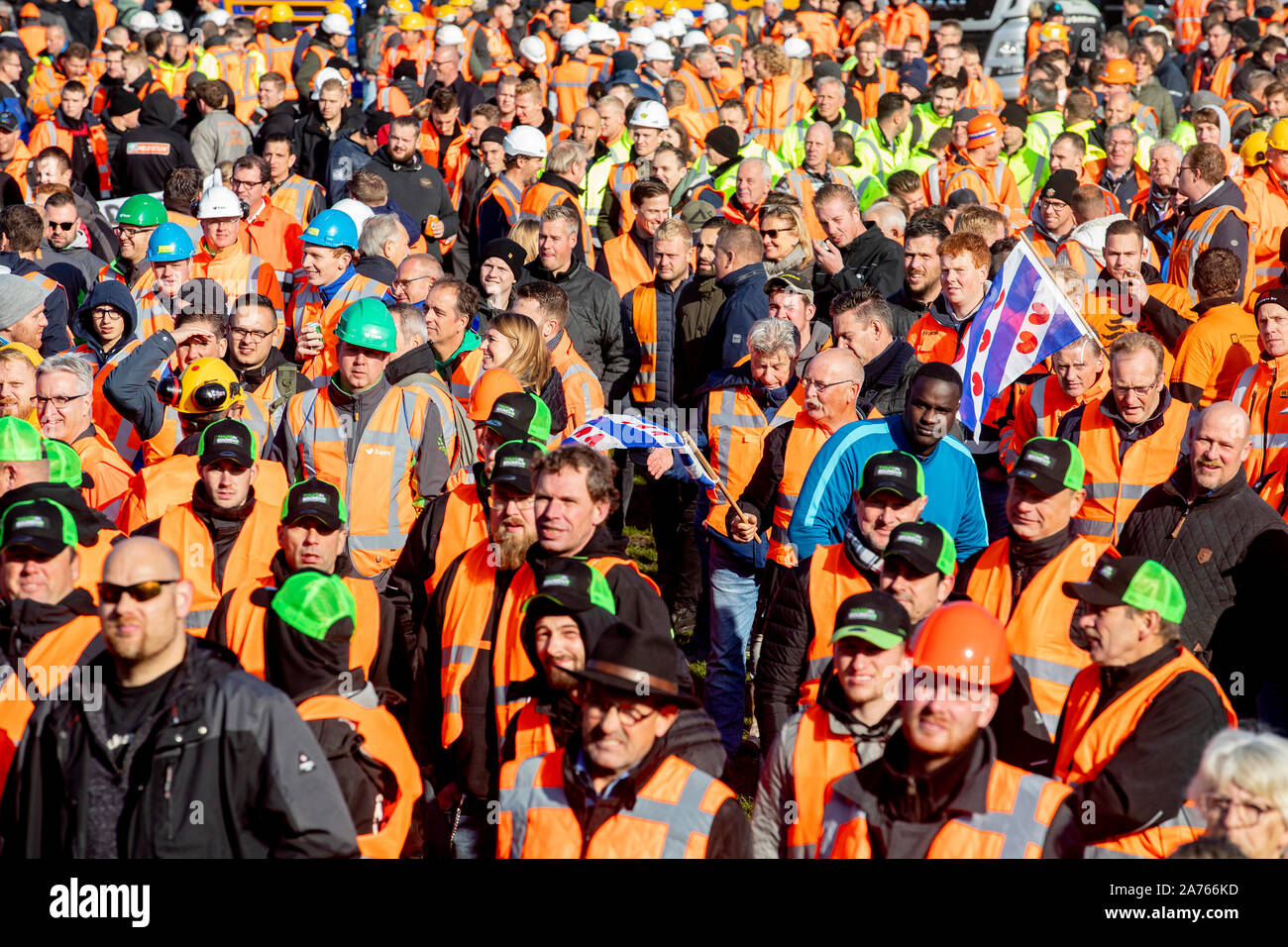 Den Haag, Pays-Bas. 30Th Oct, 2019. La Haye, Malieveld, 30-10-2019, de la construction et des infrastructures, la drague, les entrepreneurs paysagistes et protestent contre la politique du gouvernement et de l'APFC L'azote standard mercredi. Mardi, le ministère des infrastructures a annoncé qu'il veut faciliter les mesures autour de propositions avant le 1er décembre. Et le gouvernement devrait annoncer des mesures d'urgence autour d'émissions d'azote aujourd'hui. Mais le secteur de la construction s'inquiète que ces mesures seront trop tard pour sauver leur entreprise de la faillite. Credit : Pro Shots/Alamy Live News Banque D'Images