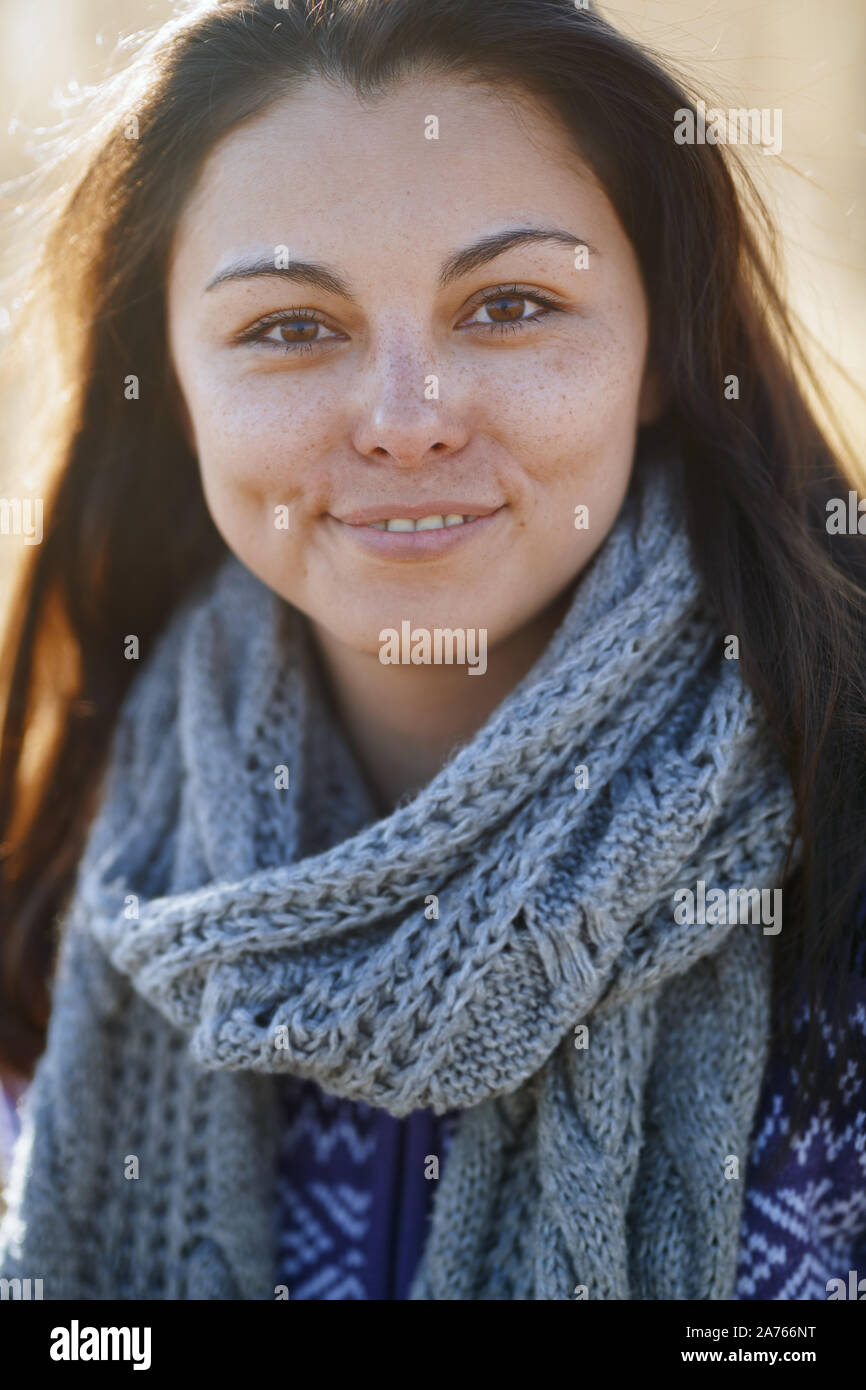 Young adult woman outdoors smiling and looking at camera Banque D'Images