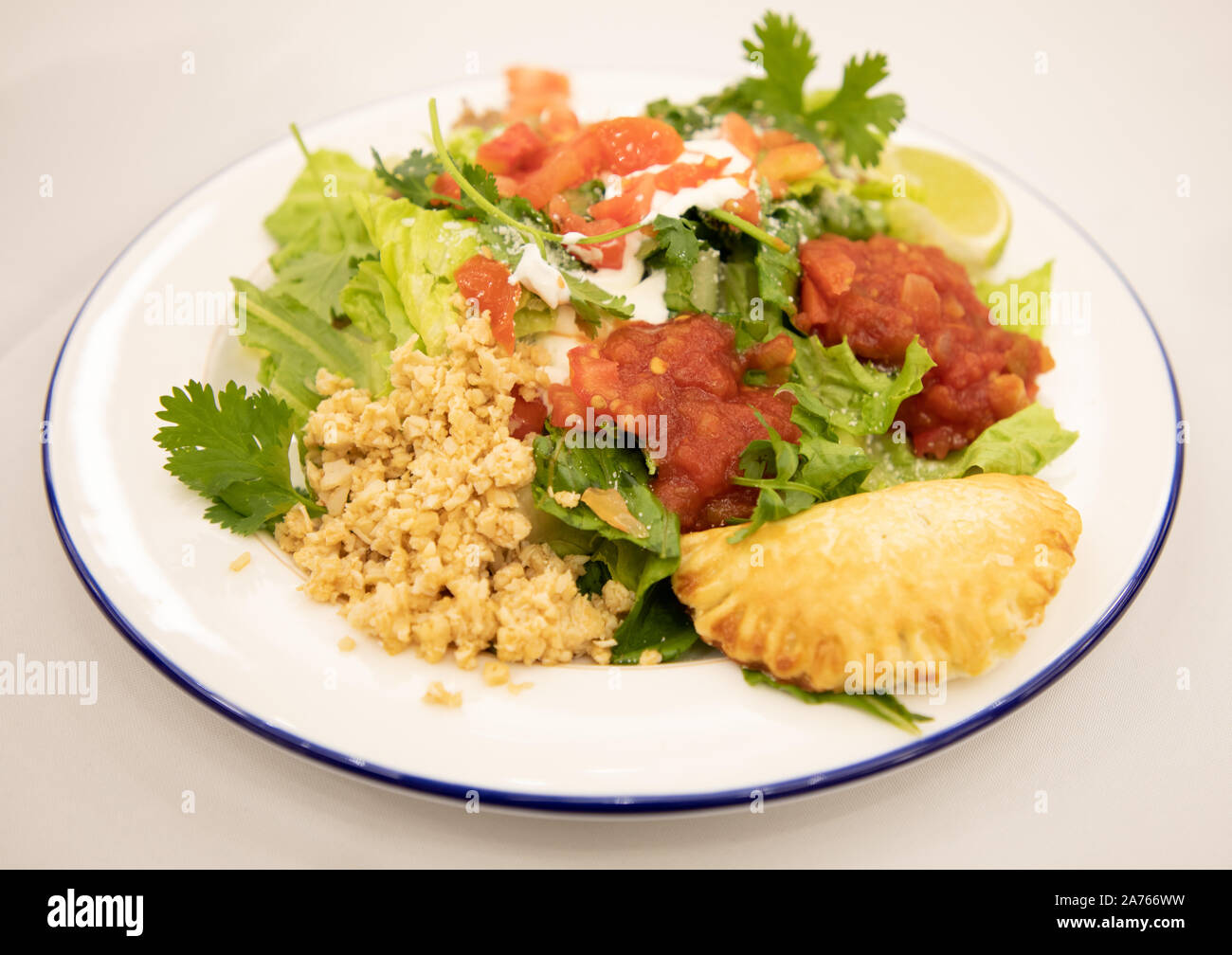 Bas-carb poulet et porc salade taco avec le cheat : un empanada nutella Banque D'Images