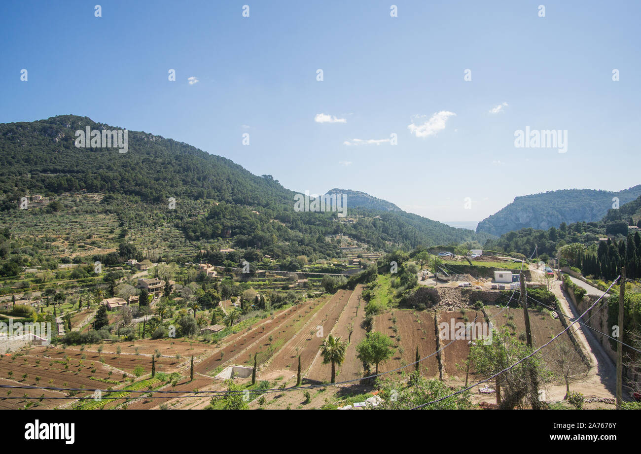 Une belle vue montagnes verdâtre d'une belle vue sur le village de Valldemossa à Palma de Majorque en Espagne. Banque D'Images