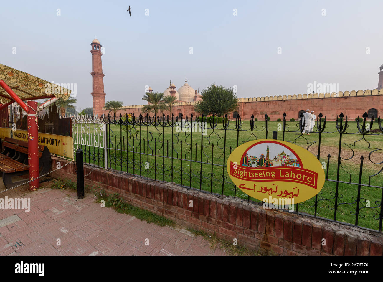 LAHORE, PAKISTAN- Sep 23, 2019 ; visite de la ville de signer en face de la mosquée Badshahi de Lahore, Banque D'Images