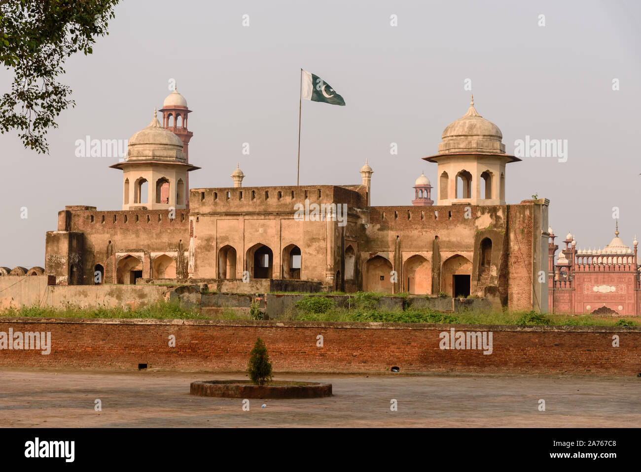 LAHORE, PAKISTAN -SEP 23, 2019:Hazuri Bagh Baradari, entre la mosquée Badshahi et fort de Lahore, Pakistan, Lahore Banque D'Images