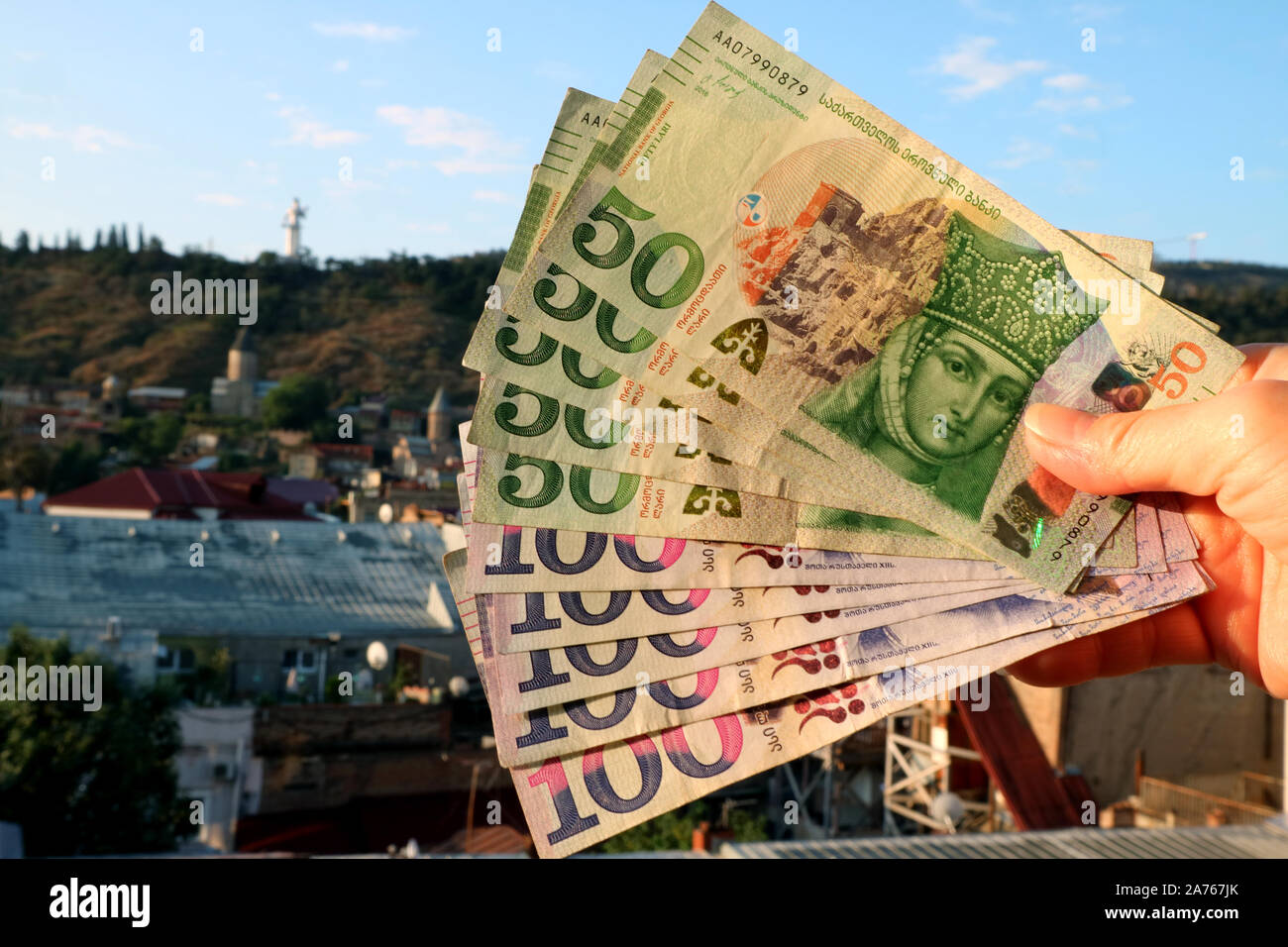 Groupe de la partie géorgienne 50 euros montrant l'autre face avec vue sur la ville de Tbilissi flou en arrière-plan Banque D'Images