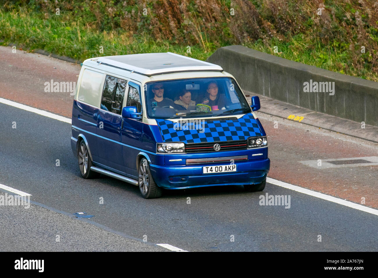 2001 Volkswagen Transporter VW bleu ; UK le trafic de véhicules, transports, véhicules modernes, voitures, vers le sud sur la voie 3 de l'autoroute M6. Banque D'Images