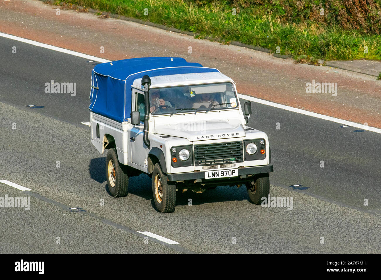 Land Rover blanc LMN 970P ; avec échappement en plongée libre, circulation routière au Royaume-Uni, transport, véhicules modernes, berline, direction sud sur l'autoroute   à 3 voies. Banque D'Images