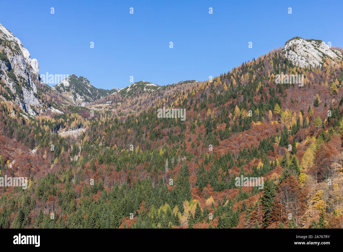 Vue vers Vrsic col de montagne, les Alpes Juliennes, en Slovénie Banque D'Images