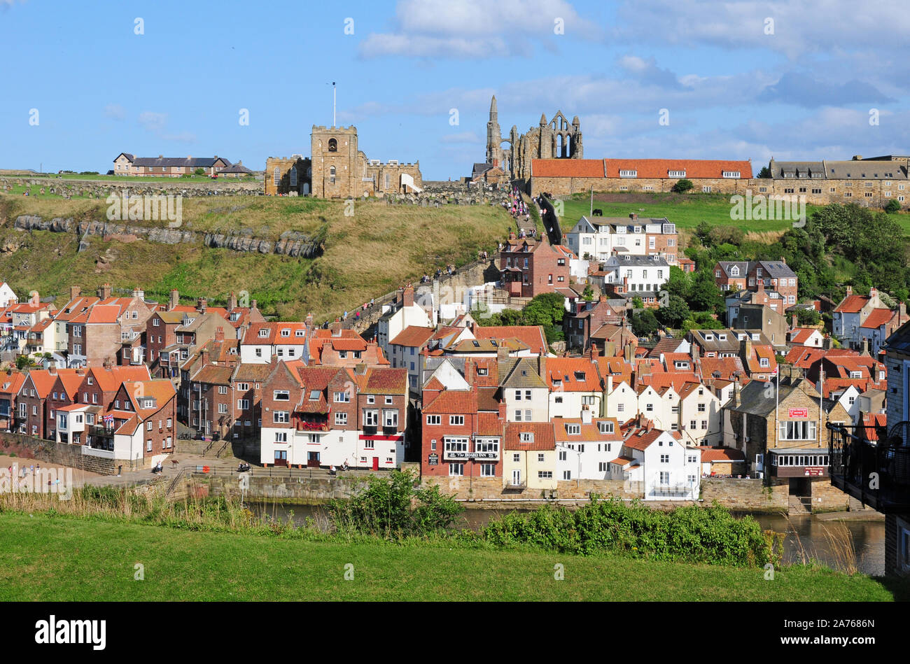 Une partie de la ville de Whitby, l'église et l'abbaye.Les gens monter et descendre les 199 marches de l'Église. Banque D'Images