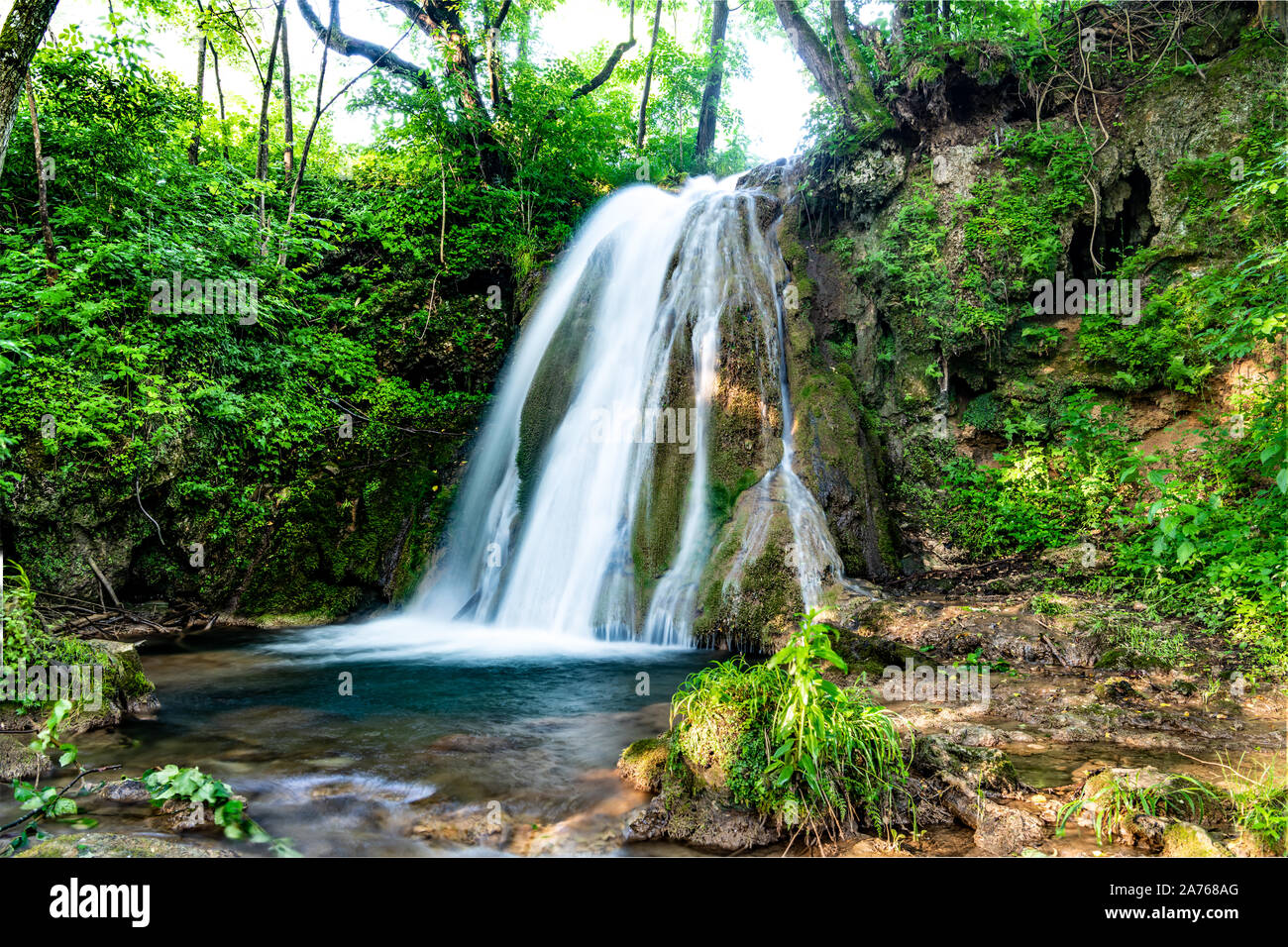 De belles chutes d'eau dans le village de Donji Taor, Taorska vrela. Plantes vertes et fleurs de mousse à côté de l'eau, qui coule dans les roches calcaires en cascade. Banque D'Images
