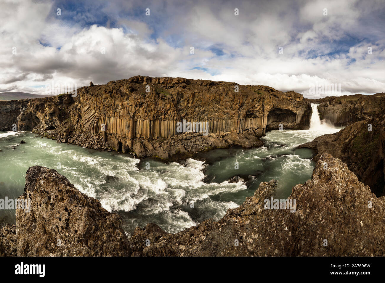 Vue panoramique sur un large paysage, au premier plan une cascade avec rapids dans d'énormes rochers basaltiques, au-dessus d'un ciel contrasté - Islande, Aldeyjarfoss Banque D'Images