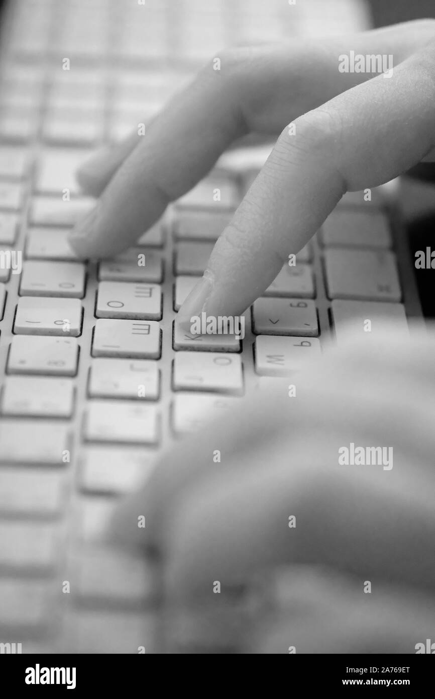 Mains d'une personne sur les touches du clavier de l'ordinateur lorsque vous travaillez avec des informations Banque D'Images