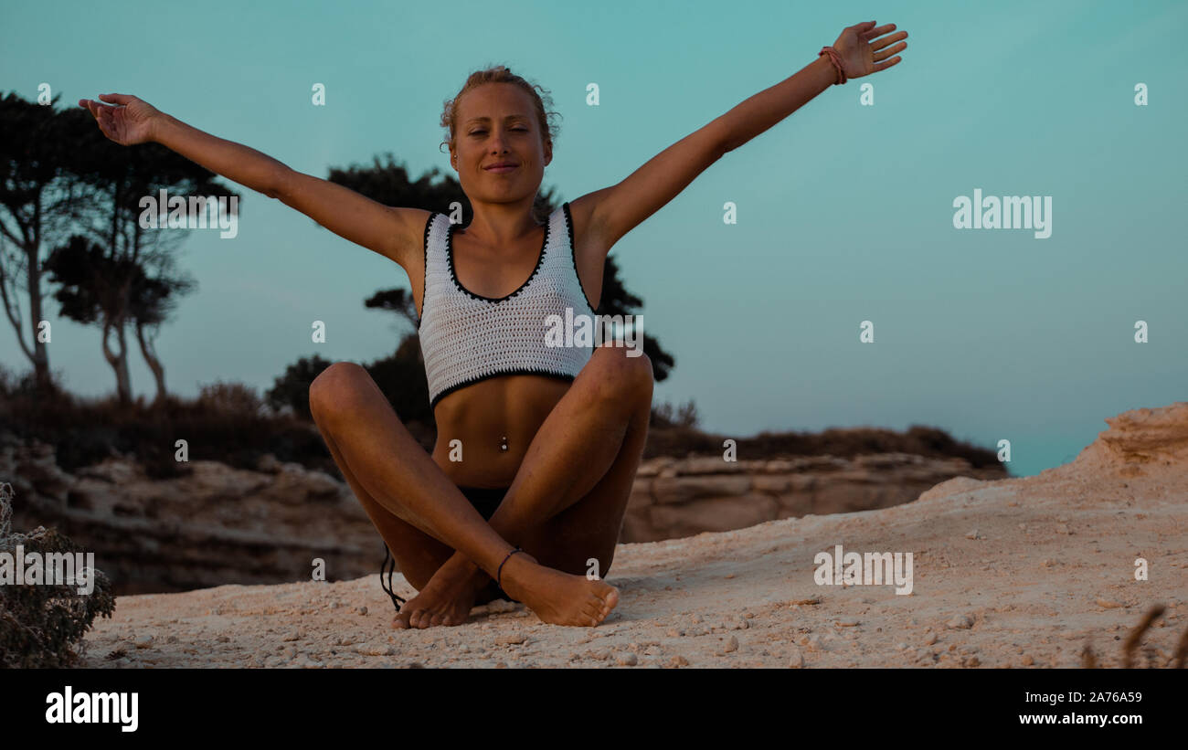 Gorgeous girl practicing yoga dans la réserve naturelle Banque D'Images