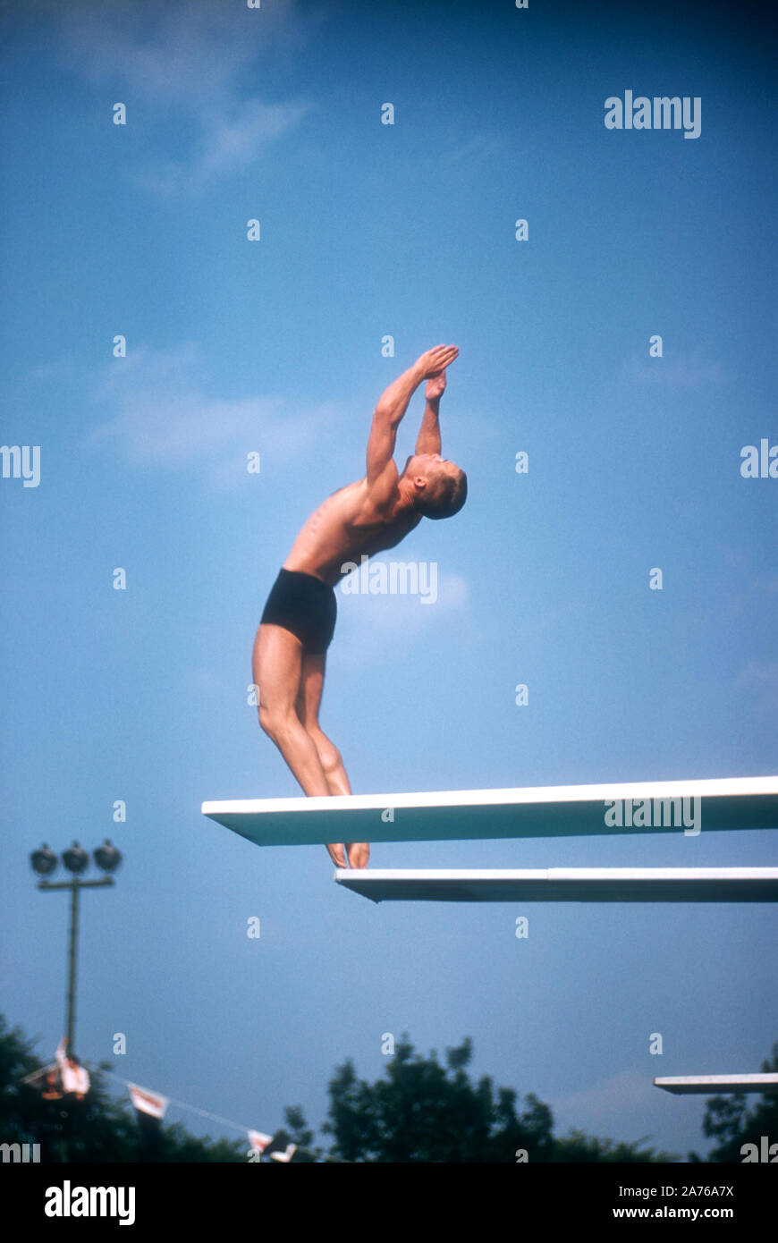 DETROIT, MI - AOÛT, 1956 : American diver Jerry Harrison va dans sa motion au cours de la plongée 1956 Essais olympiques de natation vers Août, 1956 Piscine à Brennan à Detroit, Michigan. (Photo de Hy Peskin) (Définition du nombre : X3992) Banque D'Images