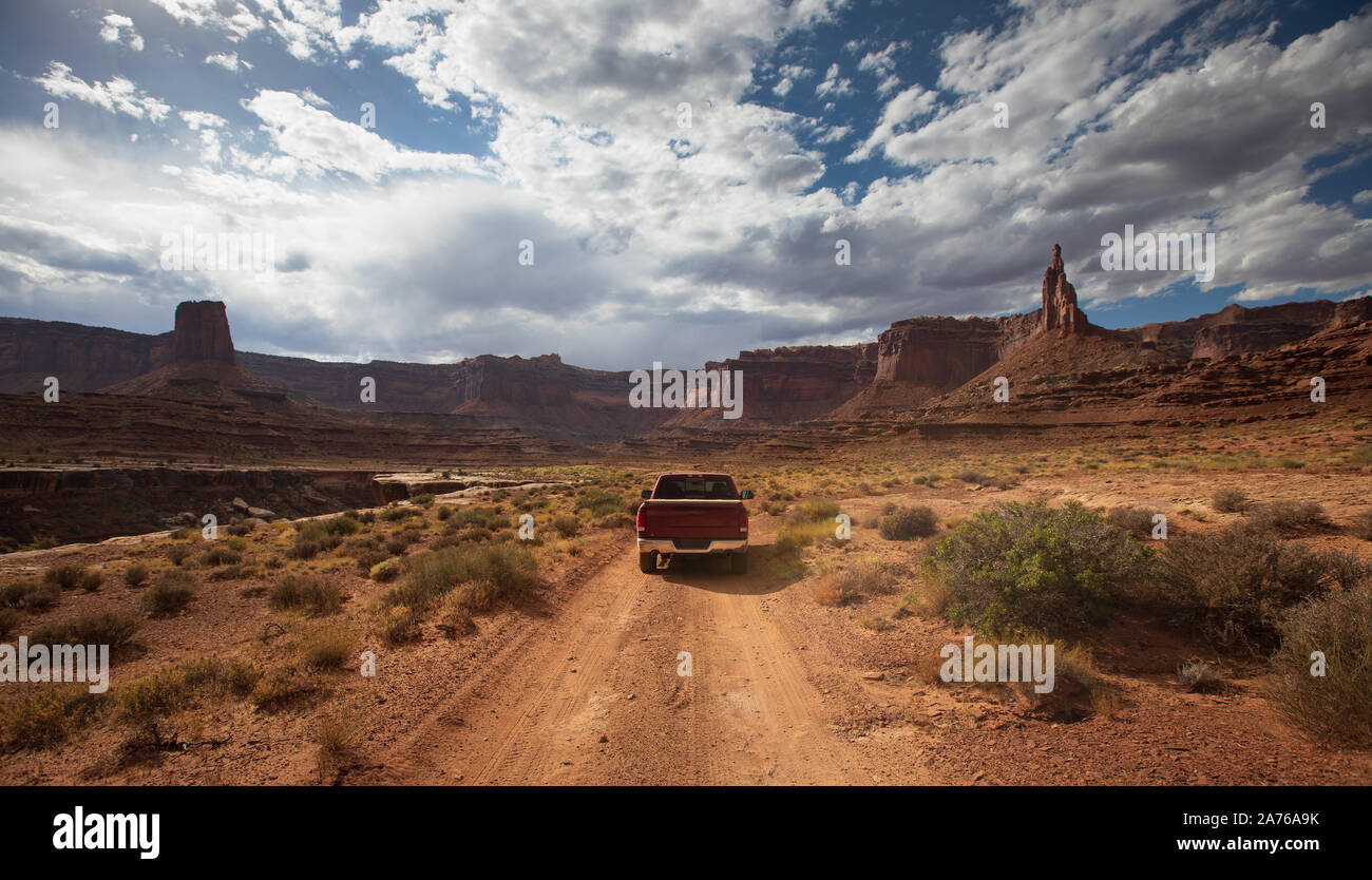 Rim Trail blanc, un 4x4 roues motrices road à Canyonlands National Park, au coeur d'un désert élevé appelé le Plateau du Colorado. Banque D'Images