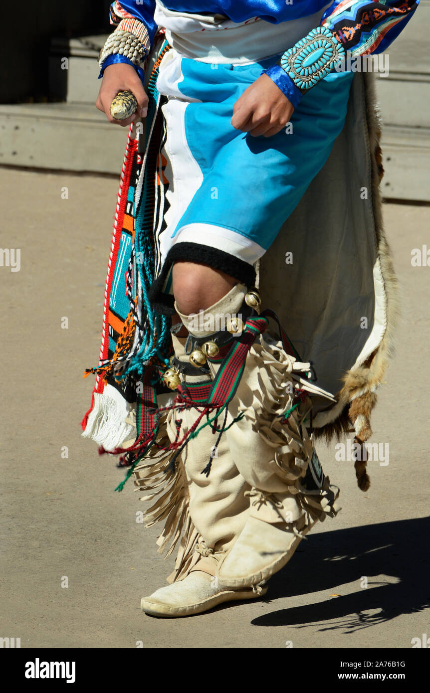 Les membres du groupe de danse de Kallestewa Pueblo Zuni au Nouveau Mexique effectuer la Danse du maïs au cours de la Journée des peuples autochtones dans la région de Santa Fe, Nouveau Mexique Banque D'Images