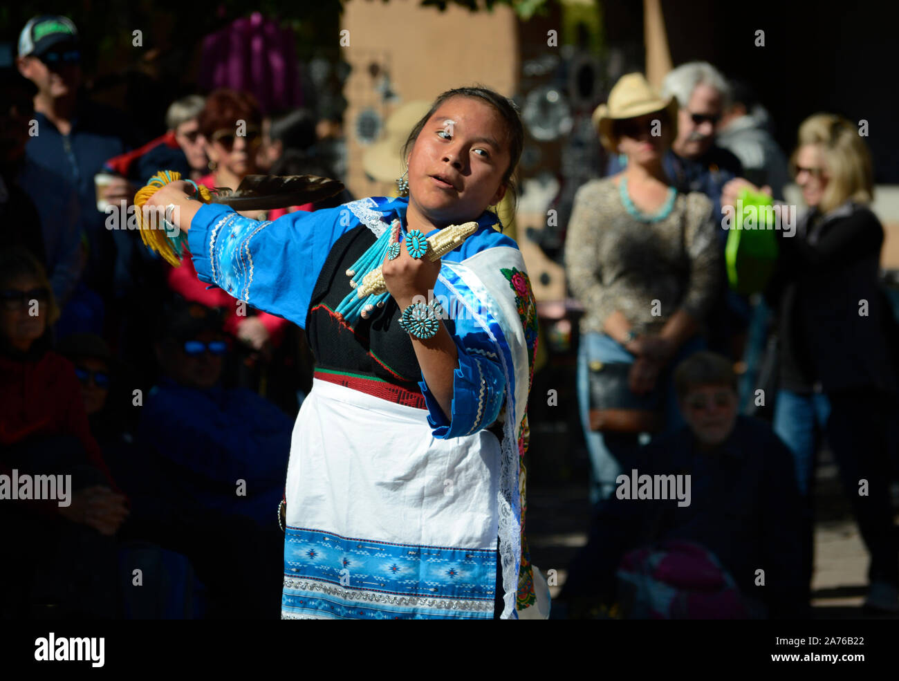 Les membres du groupe de danse de Kallestewa Pueblo Zuni au Nouveau Mexique effectuer la Danse du maïs au cours de la Journée des peuples autochtones dans la région de Santa Fe, Nouveau Mexique Banque D'Images