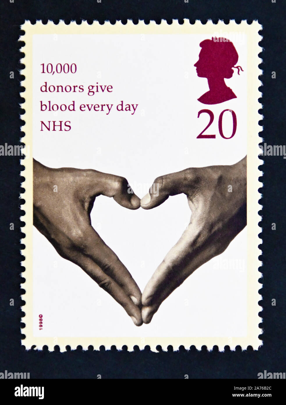 Timbre Poste La Grande Bretagne La Reine Elizabeth Ii 50e Anniversaire De Service National De Sante Mains Formant Le Coeur 10 000 Personnes Font Un Don De Sang Photo Stock Alamy