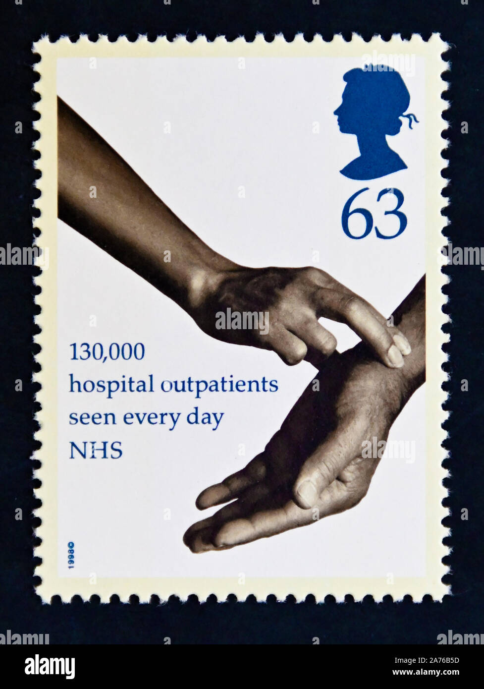 Timbre Poste La Grande Bretagne La Reine Elizabeth Ii 50e Anniversaire De Service National De Sante Mains Taking Pulse Consultants Externes De L Hopital 130 000 Vu Photo Stock Alamy