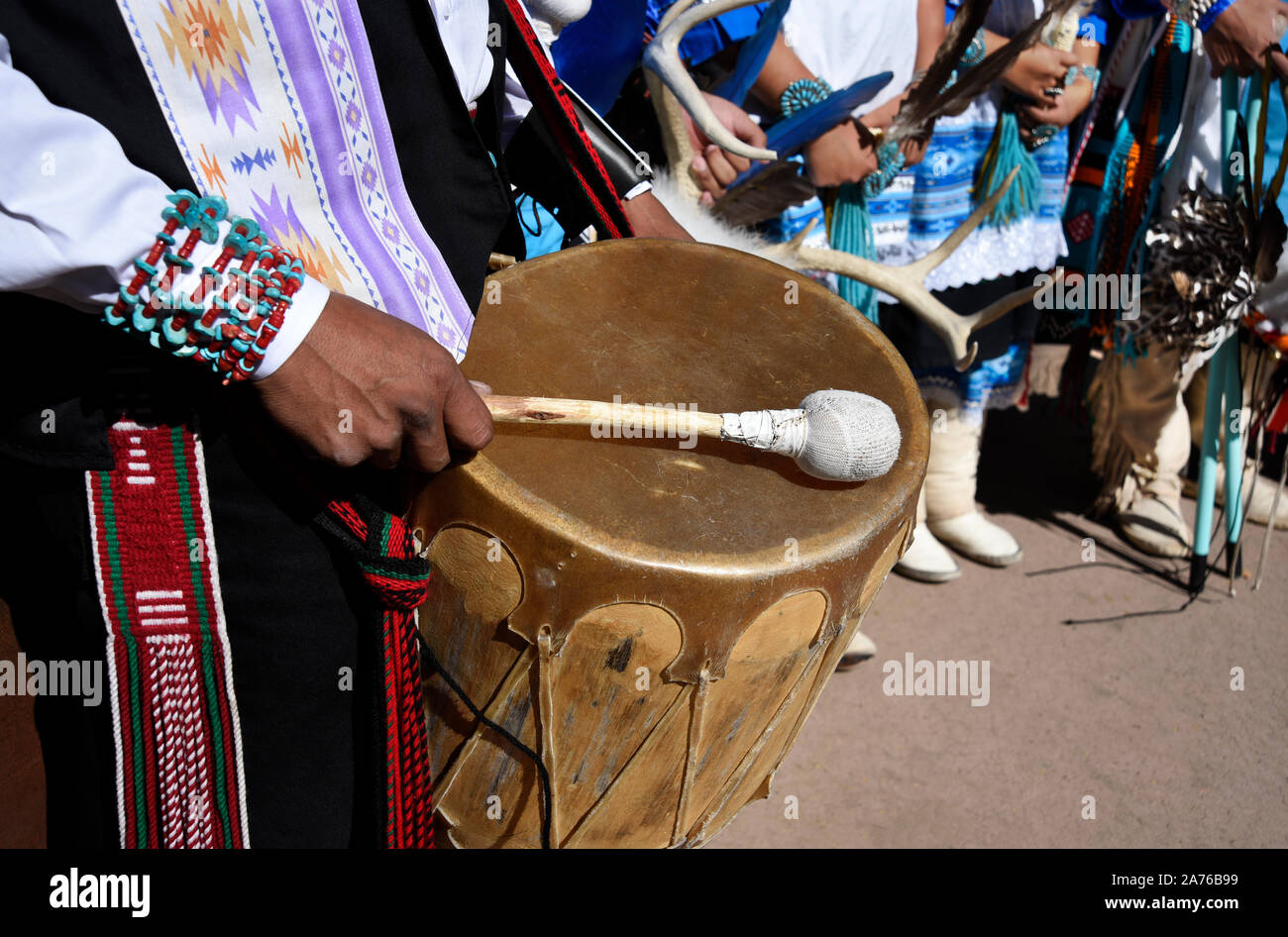 Les membres du groupe de danse de Kallestewa Les Zuni Pueblo au Nouveau Mexique préparez à effectuer à Santa Fe, New Mexico, USA Banque D'Images
