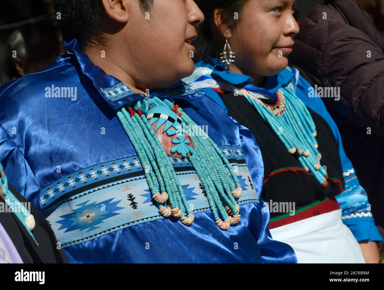 Deux jeunes de Natif américain Les Zuni Pueblo au Nouveau-Mexique, vêtu du costume traditionnel turquoise Zuni et bijoux de coquillages. Banque D'Images