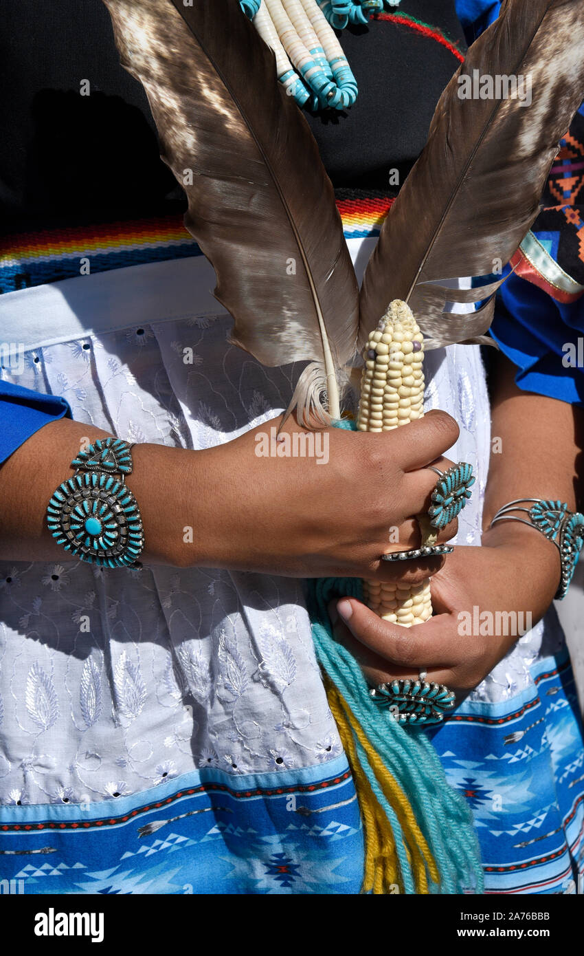 Une jeune femme d'Autochtones américains Les Zuni Pueblo au Nouveau-Mexique porte petit point traditionnel turquoise cluster et des bijoux en argent à Santa Fe, NM Banque D'Images