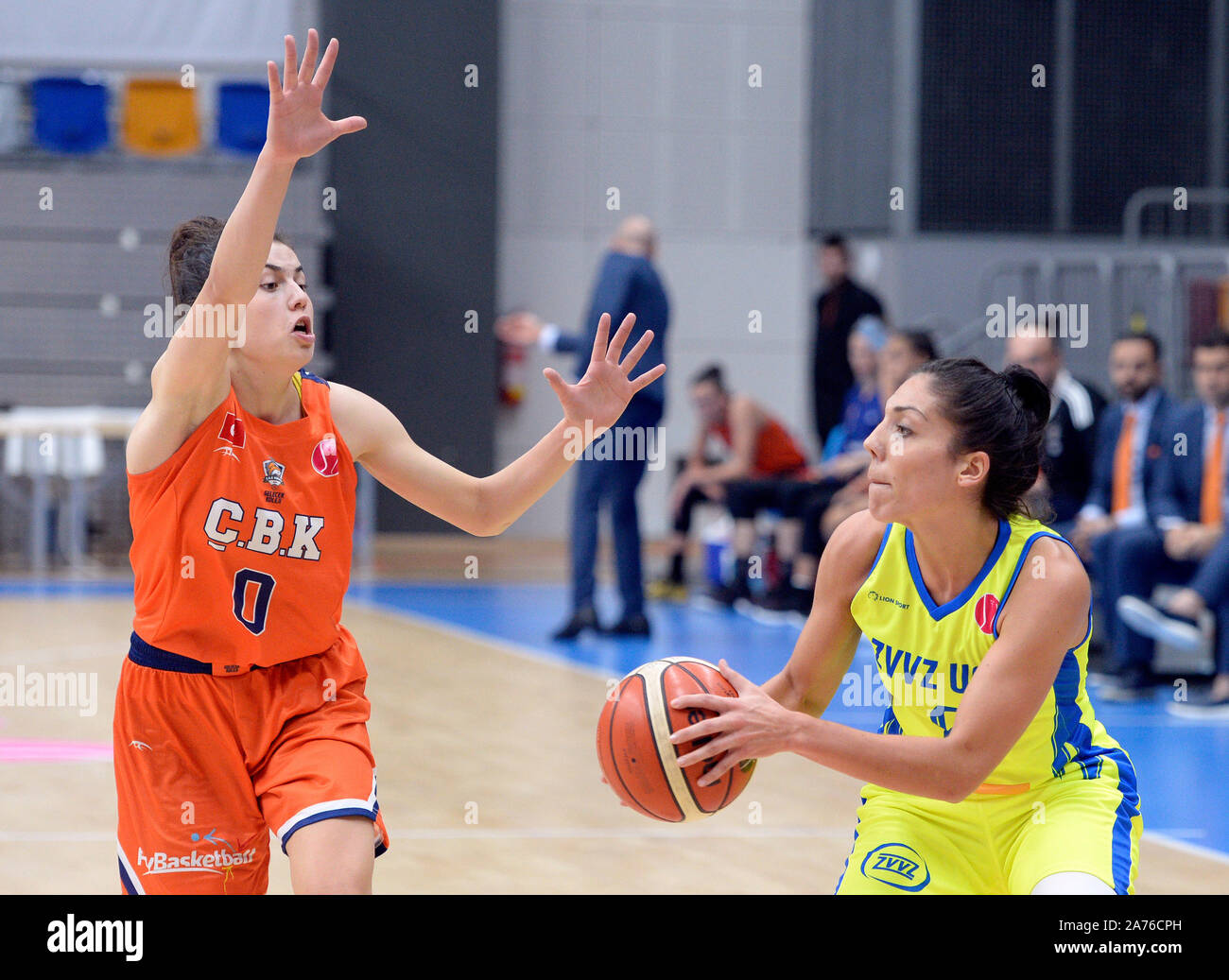 Ligue féminine de basket-ball de l'Euro 3e tour, un groupe:USK Praha vs Cukurova (Turquie). De gauche à FATMANUR KARAKAS de Cukurova et CRISTINA OUVINA de l'USK en action à Prague, République tchèque, le 30 octobre 2019. (Photo/CTK Katerina Sulova) Banque D'Images